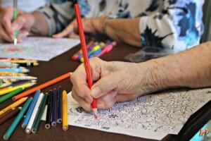 L'aumento del colore per adulti: Perché le pagine da colorare non sono solo per i bambini 5 Colorare come attività sociale